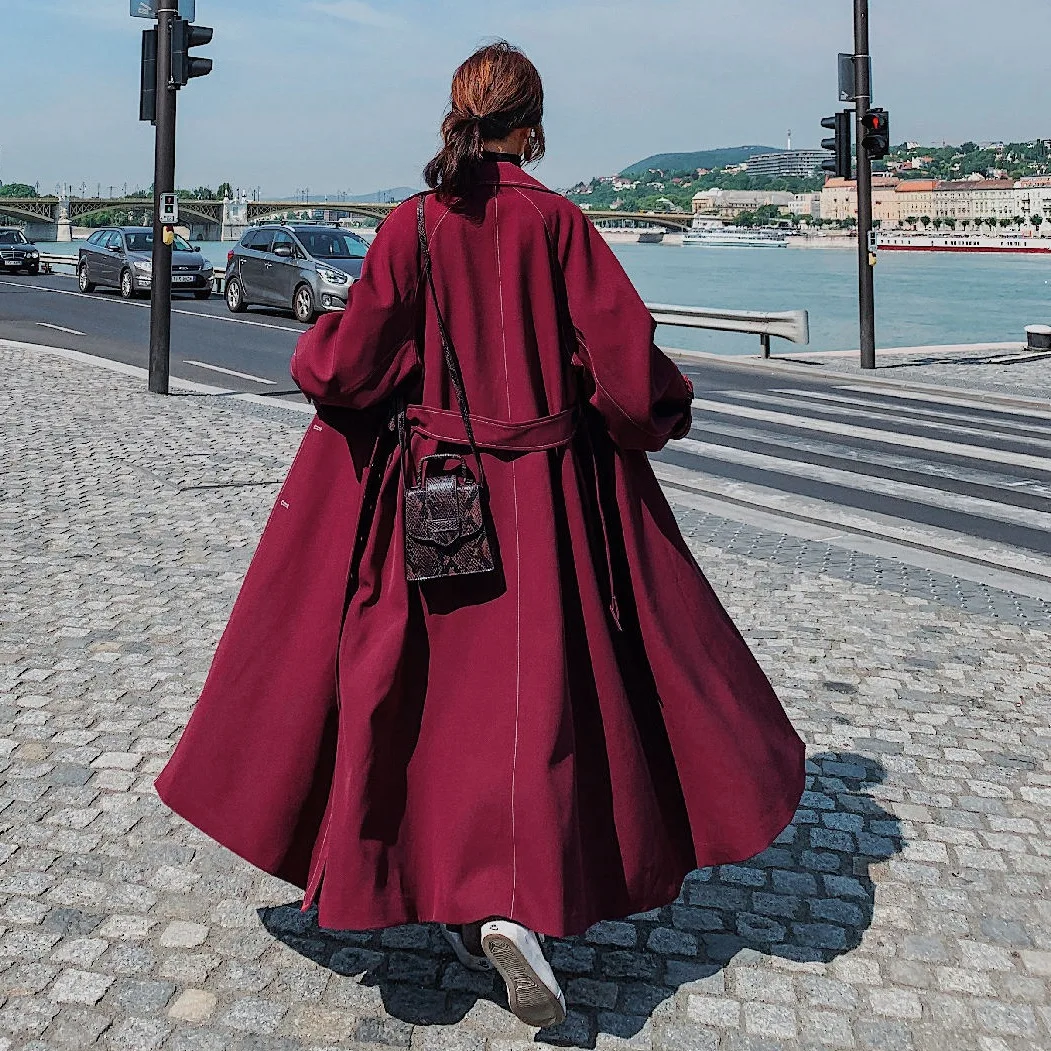 Фотосессия INS Ретро Темно-красный элегантный отложной воротник фонарь рукав Талия обнимает на шнуровке однобортный длинный плащ Wo