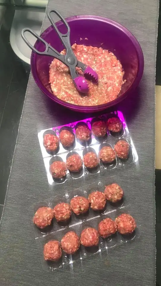 Pinzas para croquetas y albóndigas con 4 moldes rojos - La Croquetera