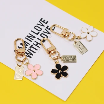 

2020 Creative Daisy Flower Alphabet Cute Keychain For Women Key Chains Ring Car Bag Pendent Airpods Accessories D424