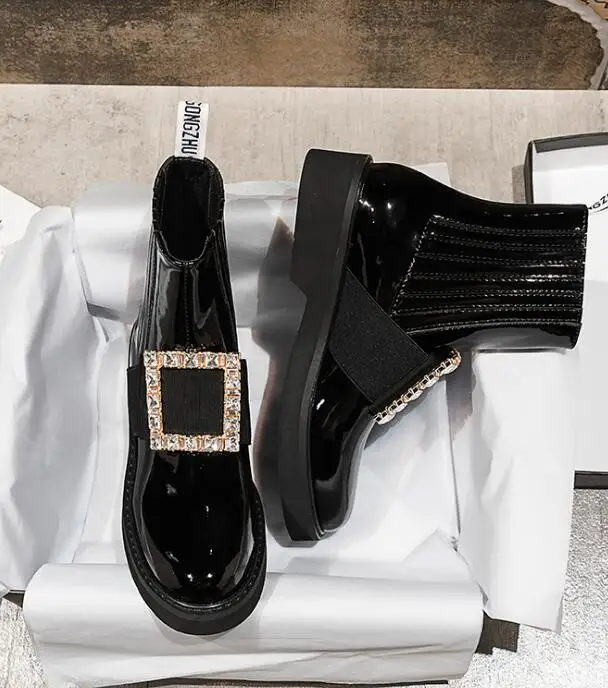 BONJEAN/новейшая модель; кожаные ботильоны с круглым носком; женская модная обувь на плоской подошве, украшенная кристаллами и пряжкой; ботинки «Челси»; Цвет Черный