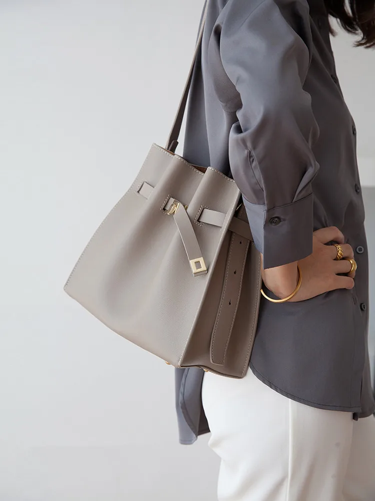 

Commuter Bucket Bag Genuine Leather Women Bag Handbag Soft Cowhide Real Leather Fashion Female Tote Shoulder Messenger Bag Big