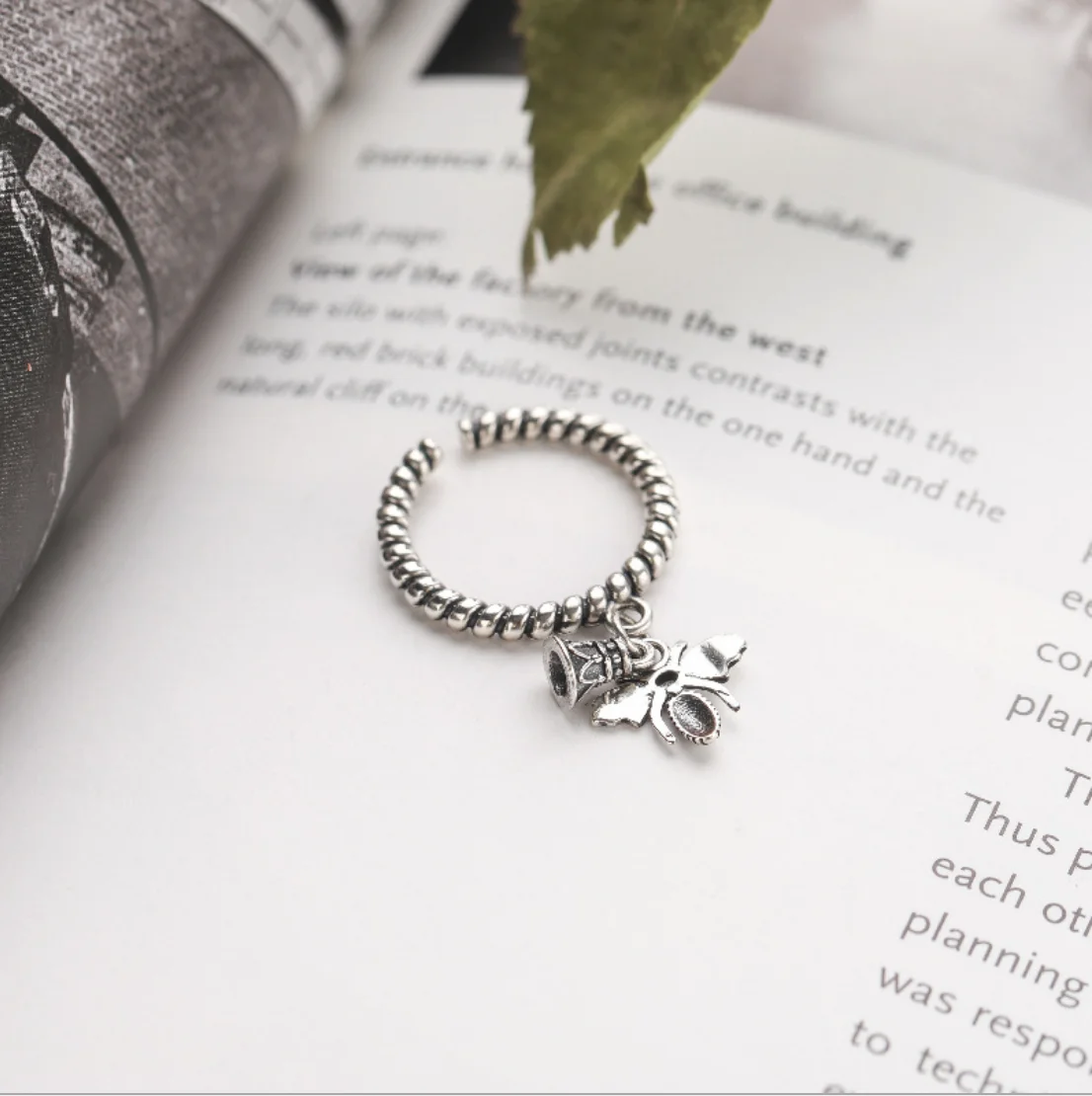 

s925 sterling silver bee ring Japanese and Korean style fashion horn clock accessories fresh and simple twist hand jewelry