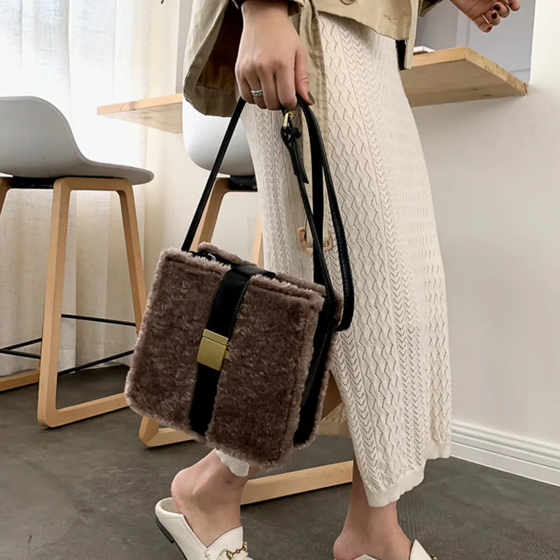 

Fashion Winter Plush Female Square Bags For Women Large Capacity Handbags 2019 New Soft Plush Women Messenger Bag Ladies Flap