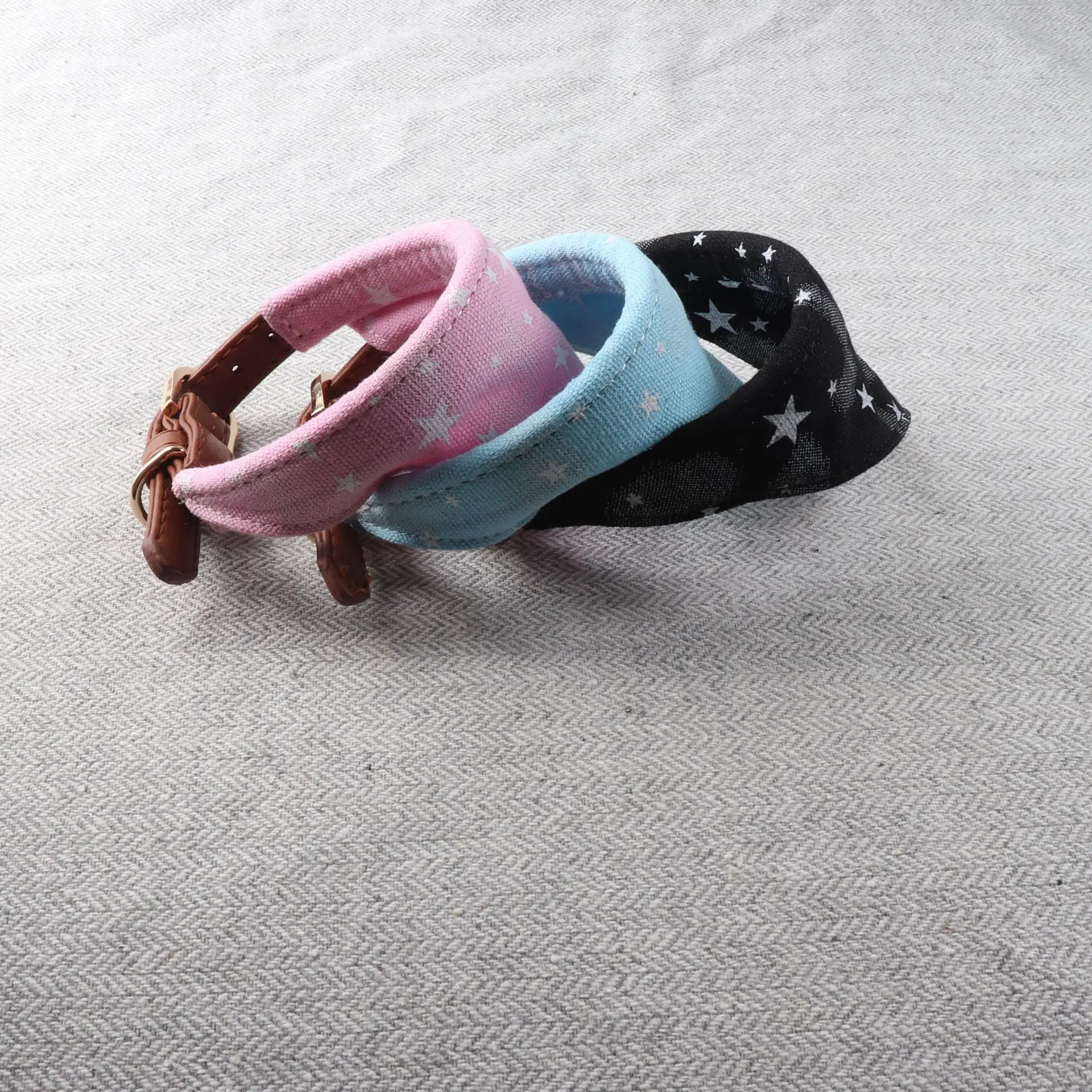 

Amin Lattice New Style Origional Cowboy Bibs Pet Collar Pu Dog Triangular Binder Manufacturers Direct Selling