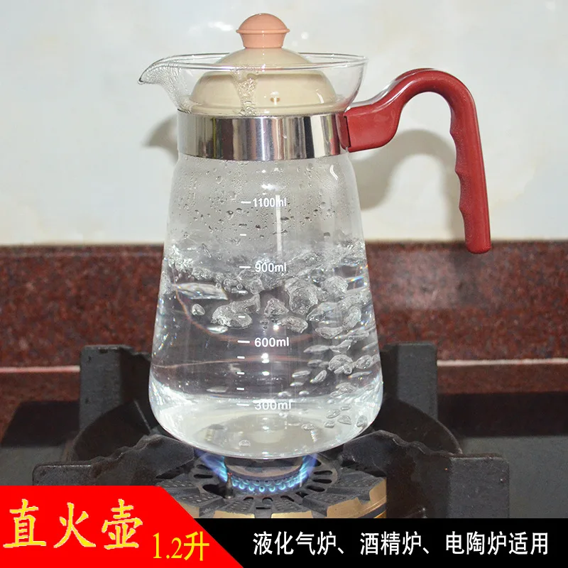 Электрическая плита для керамической посуды делает чайник с кипятком и