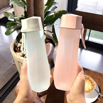 

Fashionable diamond-shaped Grey Sports Bottle Triangle Plastic Cup Harajuku simple Fashion Portable Water Cup