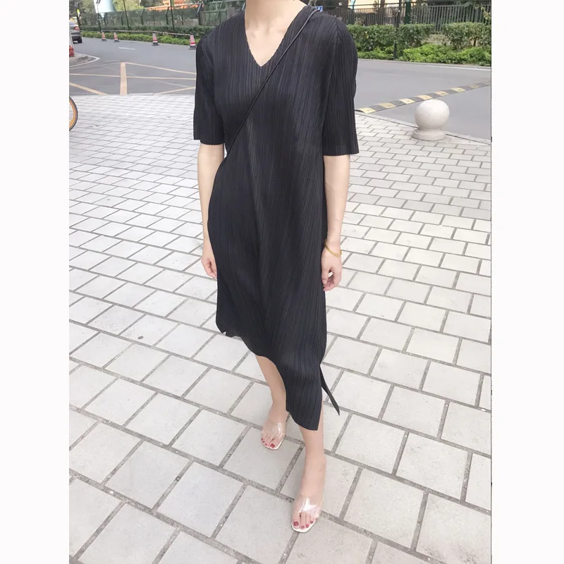 Miyake Плиссированное Платье Новые летние женские платья больших размеров свободные v-образным вырезом с короткими рукавами однотонные до колена женские вечерние платья