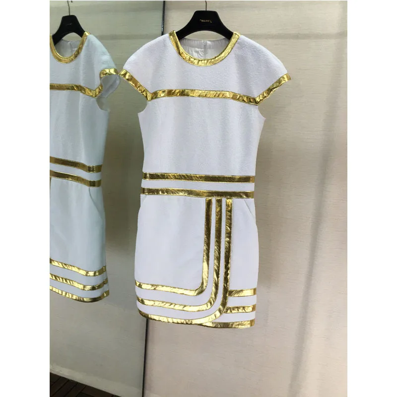 

In autumn and winter 2019, the new small fragrant white dress