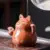 Фиолетовая Глина Lucky Cat Tea Pet Ручной Работы Милые Фигурки Маленьких Животных Творческие Керамические Ремесла Чайхана Украшения Стола Украшения