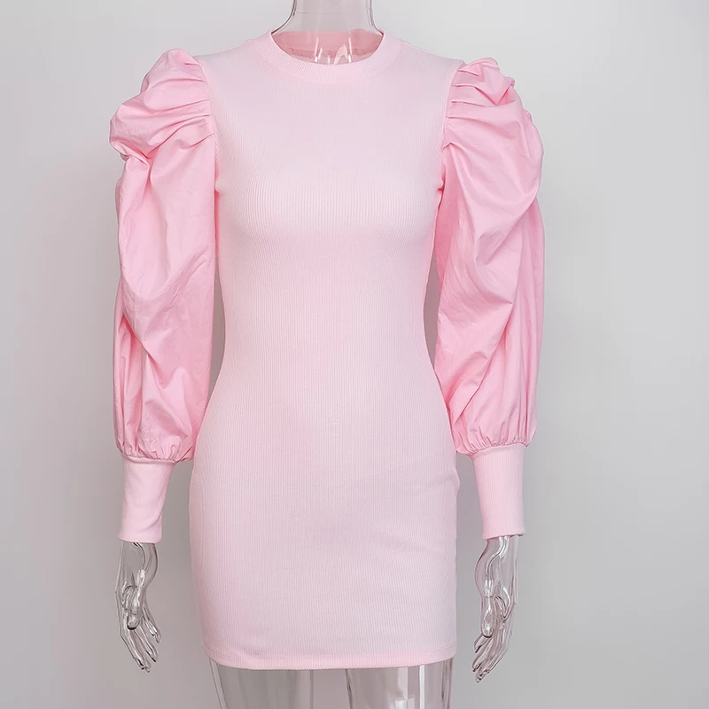 Осеннее и зимнее вязаное платье с пышными плечами круглым вырезом облегающие