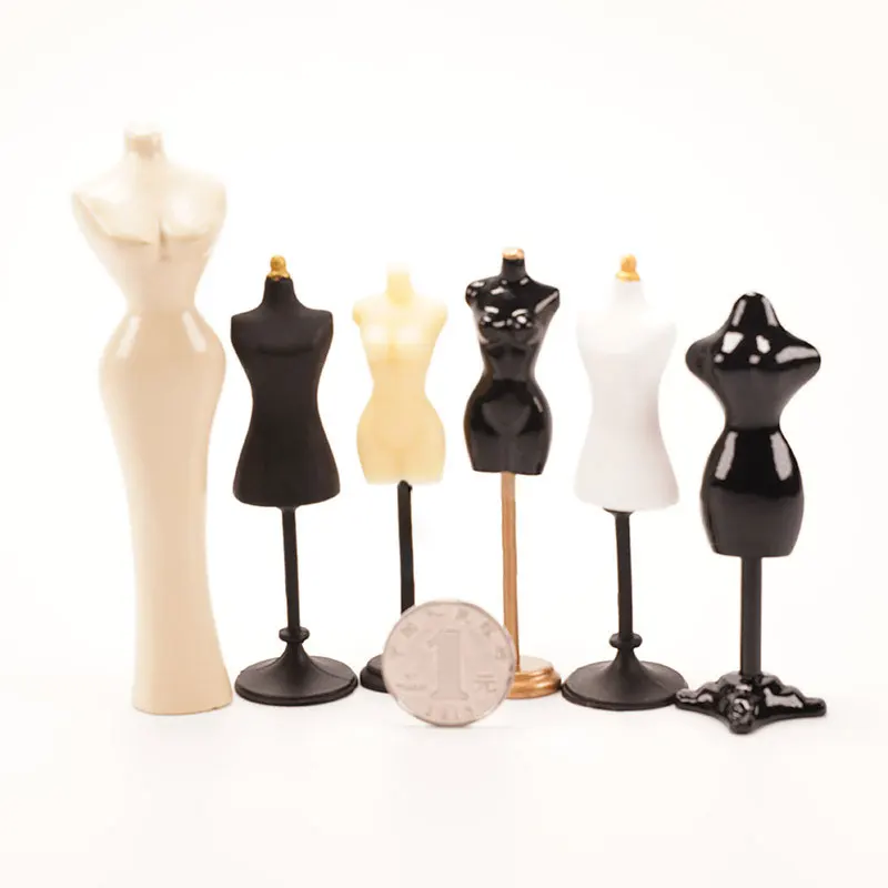 

1/12 Scale Mini Metal Plastic Hanger Prop Diorama Dollhouse Furniture Accessories for Dolls Miniature Model