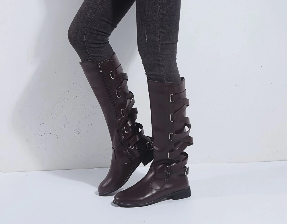 Женские кожаные сапоги до колена; модные зимние высокие сапоги на низком каблуке с перекрестными ремешками; черные мотоботы с боковой молнией и пряжкой в западном стиле