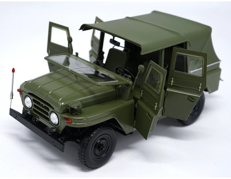 Уполномоченным завод литья под давлением 1:18 Beijing Jeep BJ212 зеленый классический игрушечный автомобиль модели для подарка, коллекция