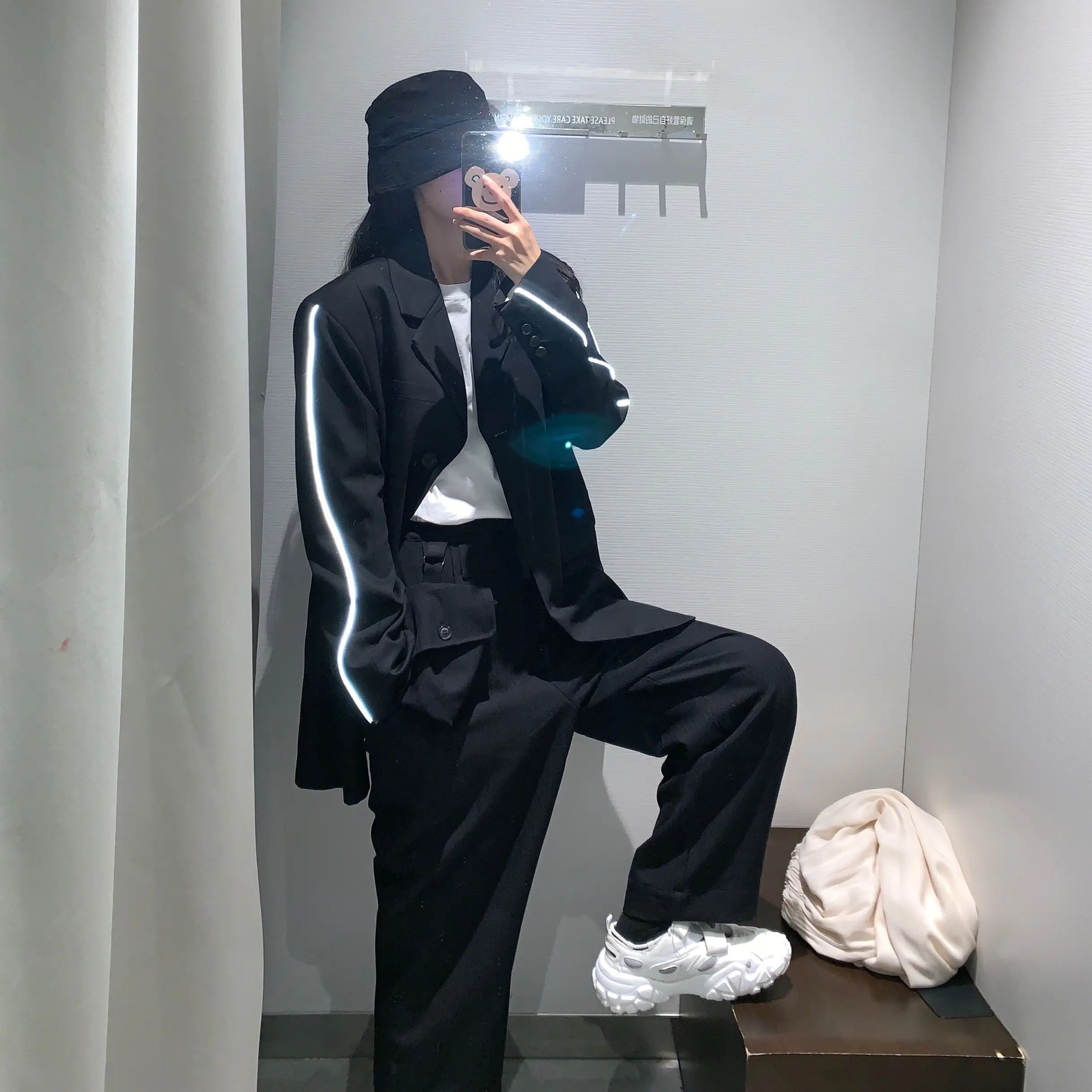 Фотосессия Осень стиль Мода и индивидуальность светоотражающие полосы профиль костюм куртка