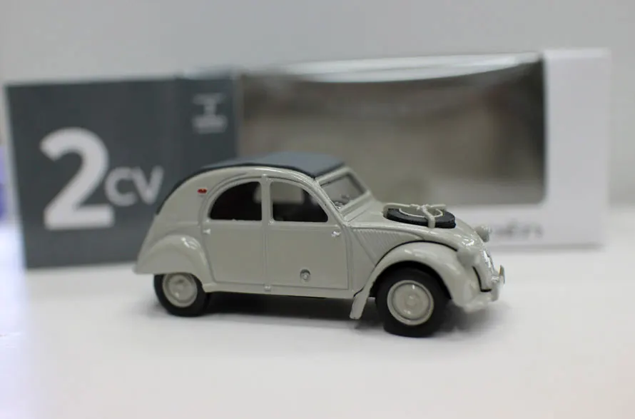 Классический 1: 64 Масштаб литье под давлением металлический сплав 1966 CITROEN 2CV автомобили миниатюрные статические моделирование модель автомобиля Коллекция украшения