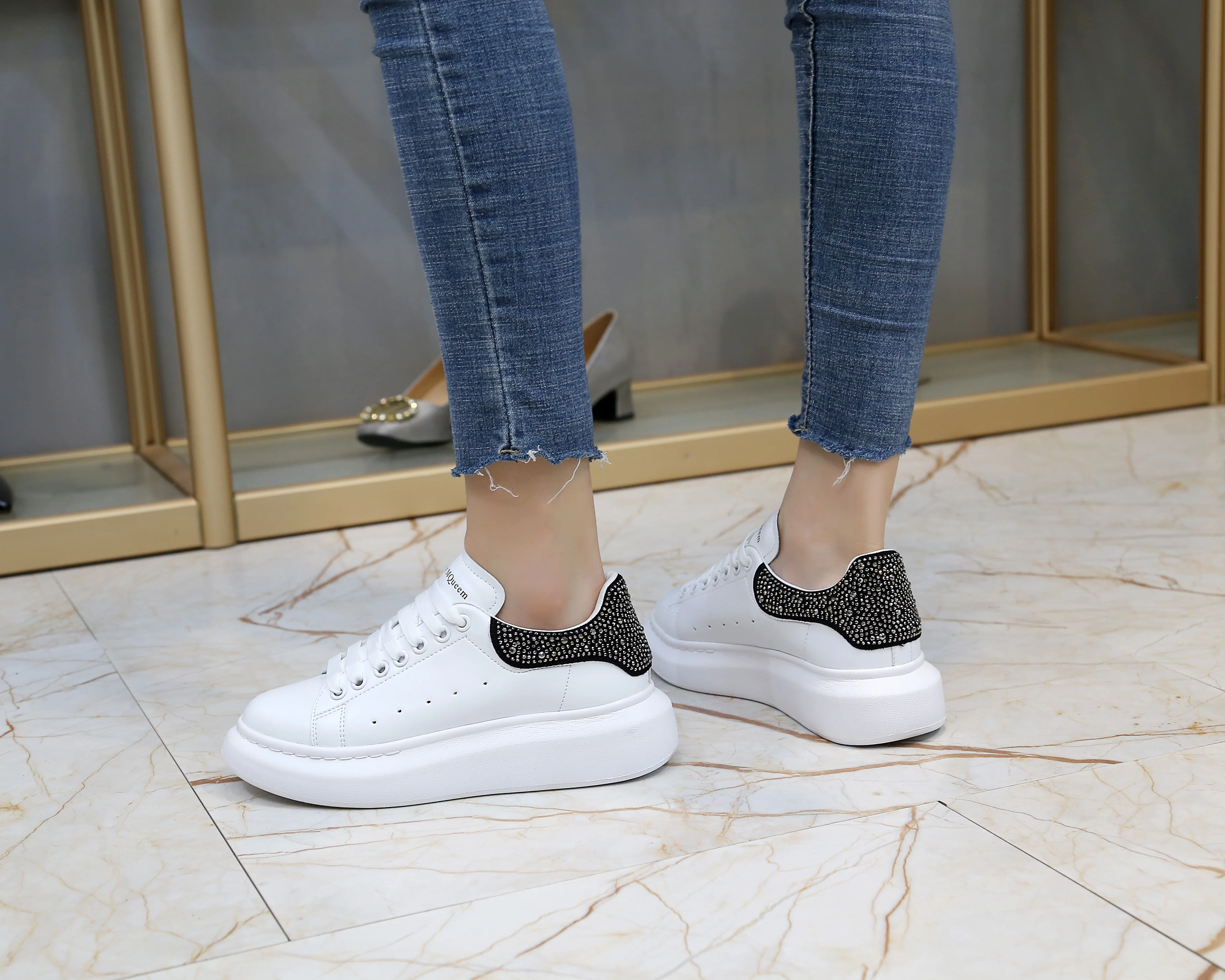 Роскошные брендовые модные белые кроссовки; женская обувь из натуральной кожи на плоской подошве; повседневная обувь для девочек; светящаяся обувь