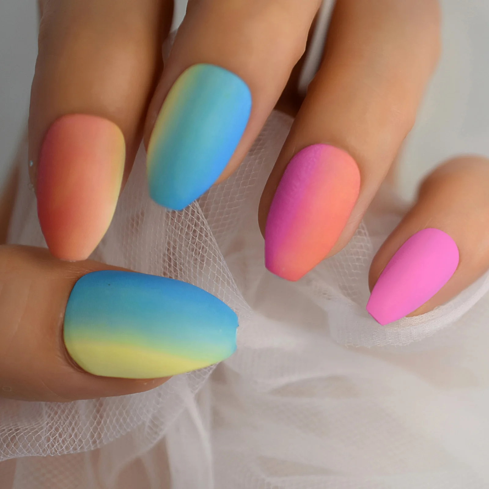 Manicure tay với màu pastel đã trở thành trào lưu hot tại Việt Nam vào năm