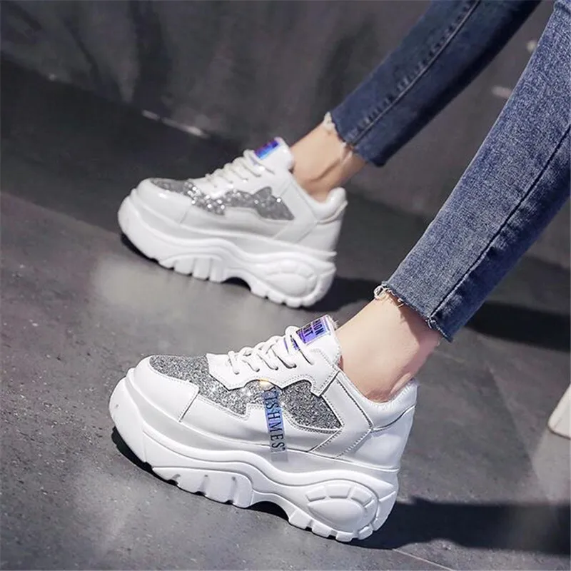 white Осенние женские кроссовки; кожаные повседневные кроссовки на платформе; белые туфли на танкетке 7 см; дышащая женская обувь, увеличивающая рост - Цвет: white