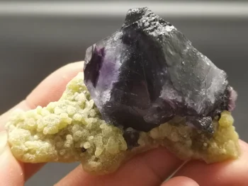 

64.2gNatural dark purple fluorite, crystal mineral specimen