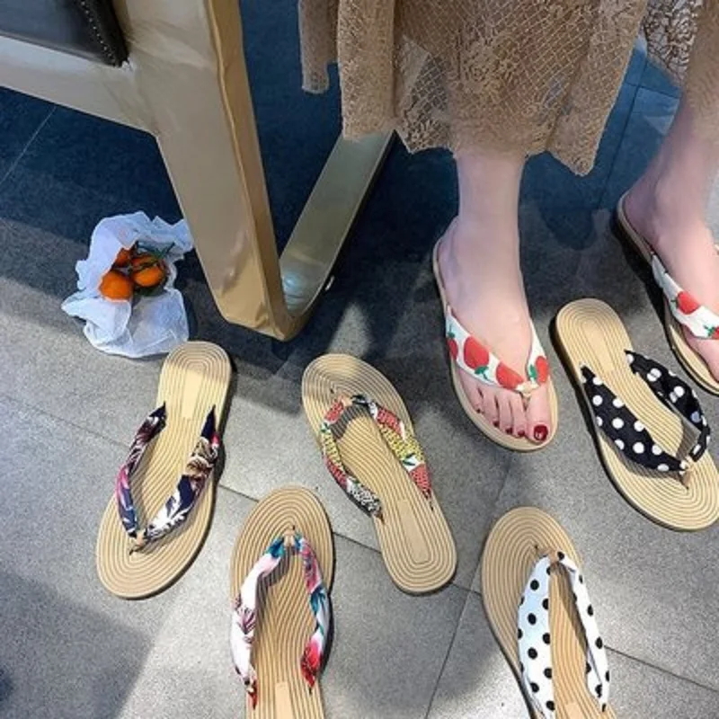 

Flip-flops women 2020 new flat bottom toe beach shoes women wear
