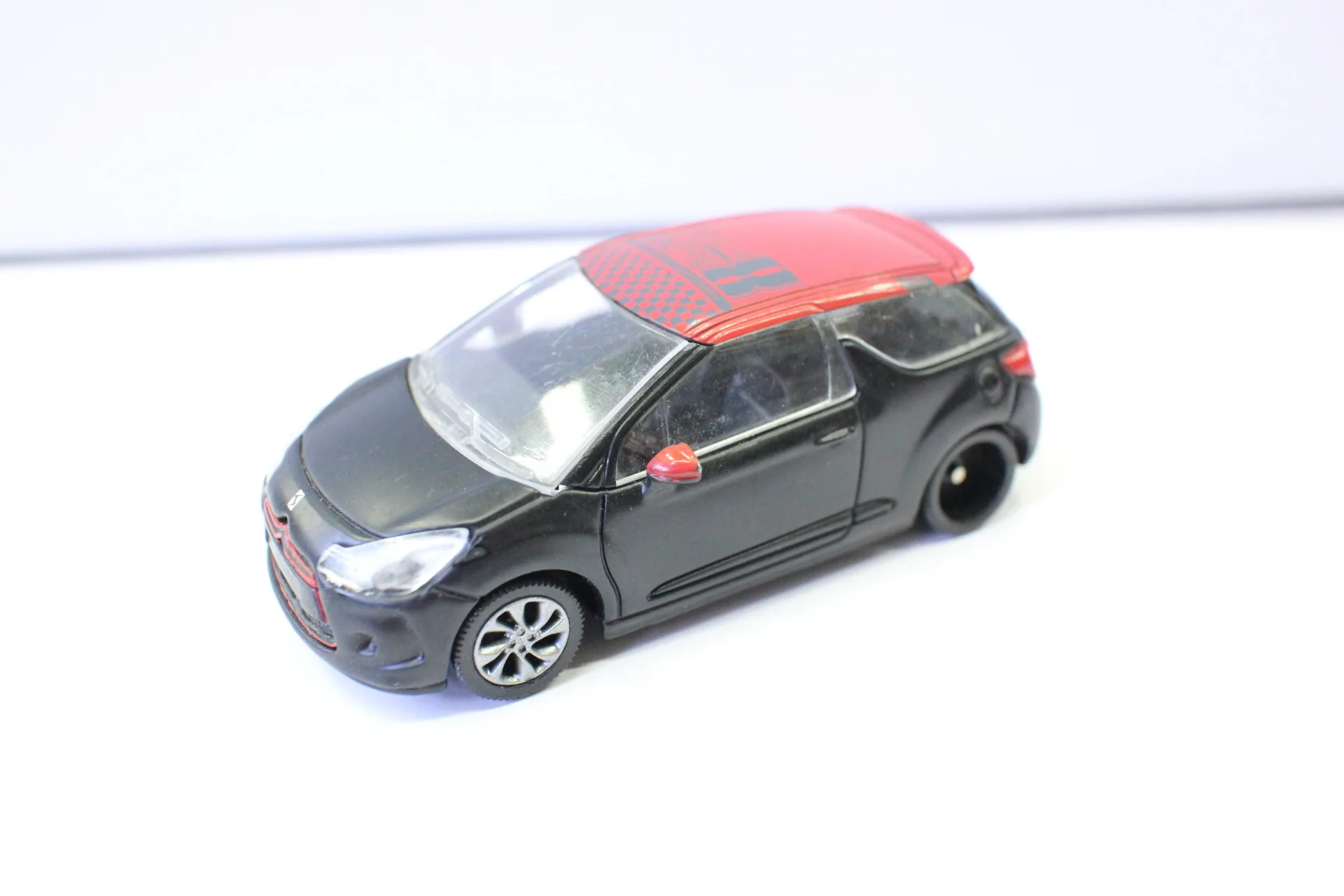 Бутик модель автомобиля 1: 64 сплав модель игрушечный автомобиль Citroen DS ралли автомобиль