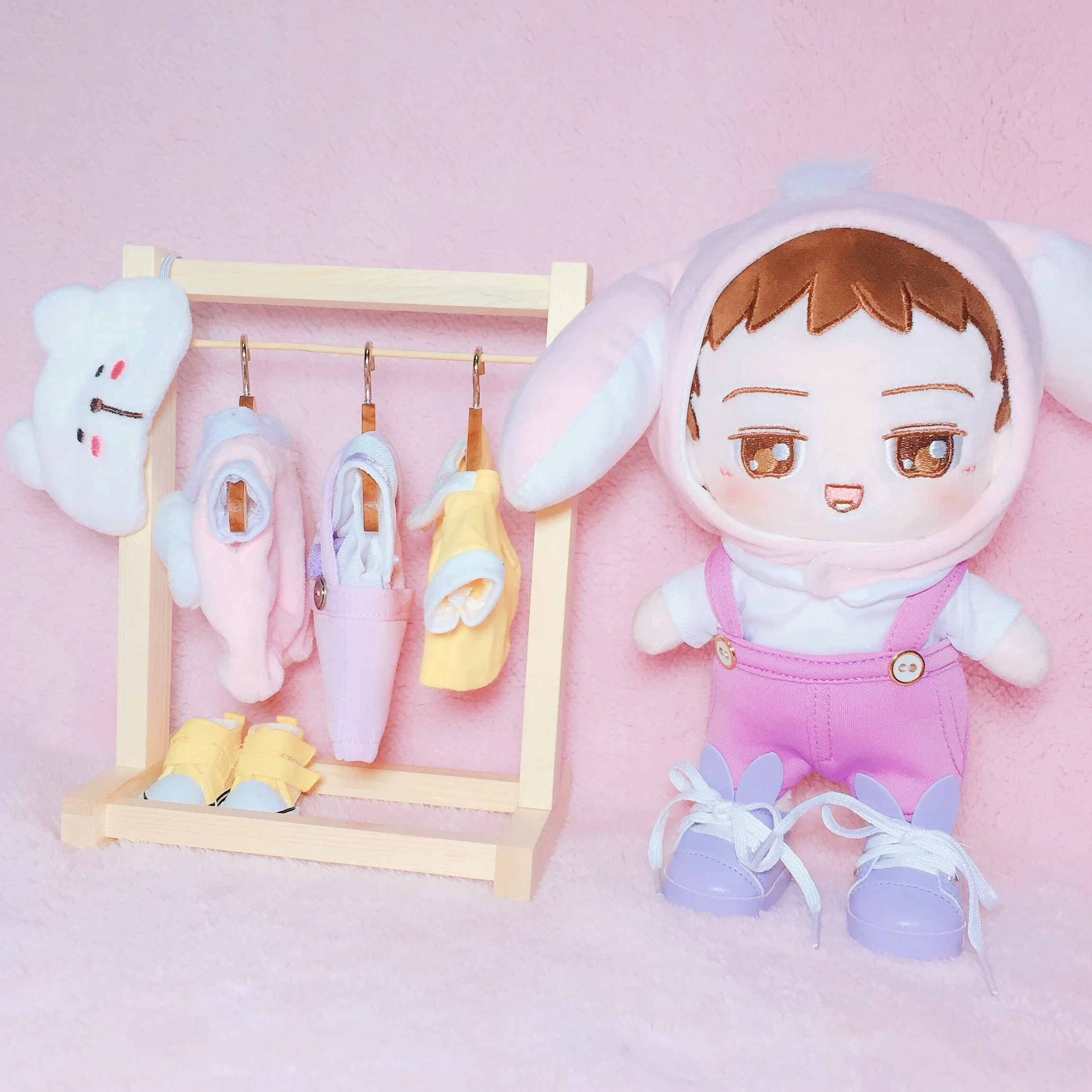 Kawaii Мини плюшевая вешалка для кукольной одежды, игрушка, вешалка для одежды, крючок, деревянная Милая вешалка для одежды, крепление для одежды 15-20 см