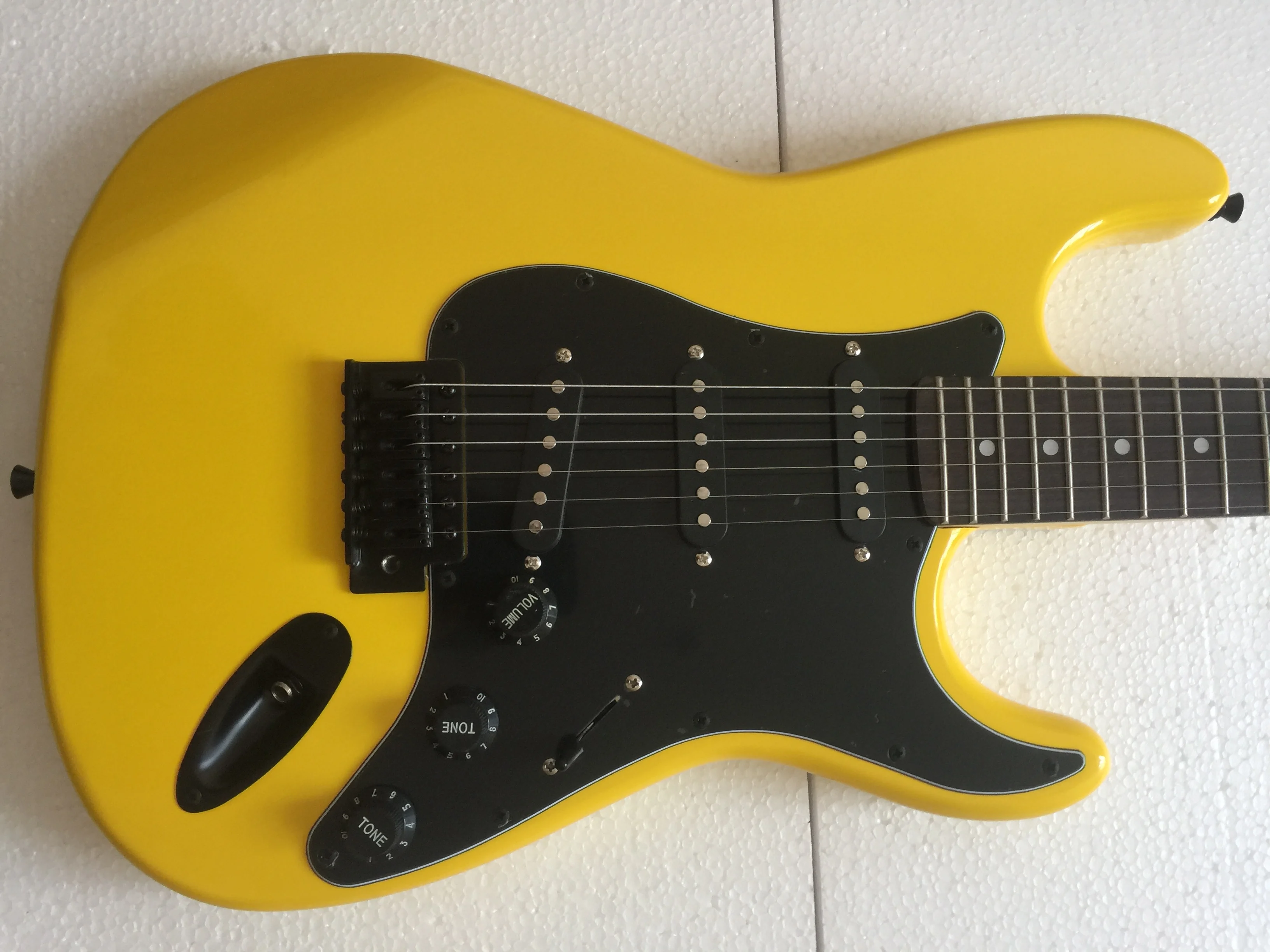 

Electric Guitar/Yellow with Black Hardware Beautiful High Quality Guitar/Anmiuyue Customizable Chinese Electric Guitar
