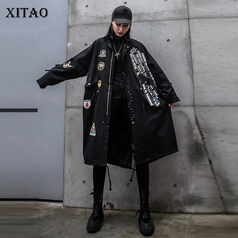 

XITAO Irregular Patchwork Letter Print Trench Black Vintage Pocket Drawstring Bandage Zipper Long Match All Coat Top New ZYQ2006