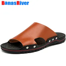 Брендовая повседневная обувь сандалии, мужские тапочки для взрослых летние светильник прогулочная слипоны обувь пляжные плоские заклепки; удобная мужская обувь