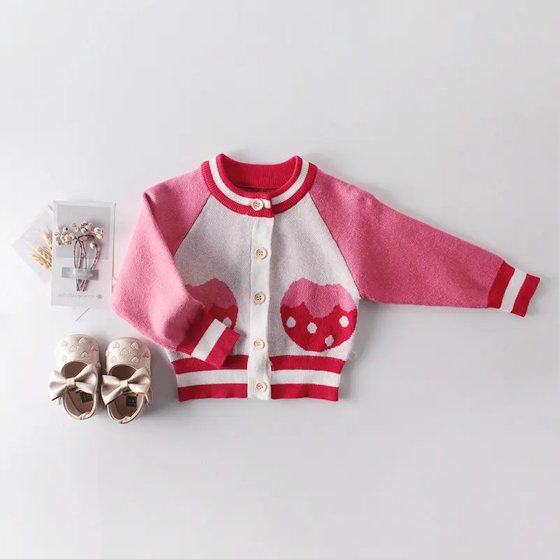 Зимний джемпер для маленьких девочек; одежда с клубничкой; розовый свитер; кардиган для новорожденных; хлопковая трикотажная верхняя одежда для маленьких девочек; Корейская весенняя одежда