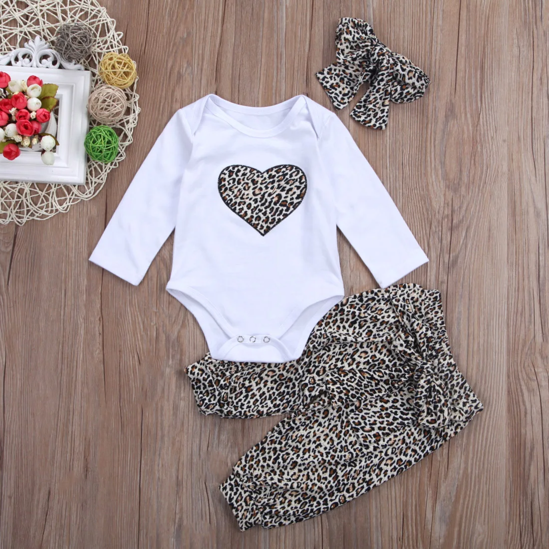 Одежда для маленьких девочек одежда с леопардовым принтом для новорожденных девочек боди с длинными рукавами и сердечками, брюки с бантиком, повязка на голову, комплект из 3 предметов