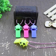 Стиль креативные маленькие подарки рефери футбол свисток Мультфильм Крутой пластиковый цвет с веревкой свисток