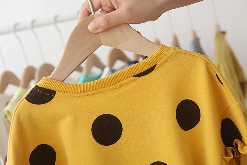 Осенний свитер в горошек для маленьких девочек, топы с длинными рукавами и оборками, хлопковая одежда желтого и розового цвета