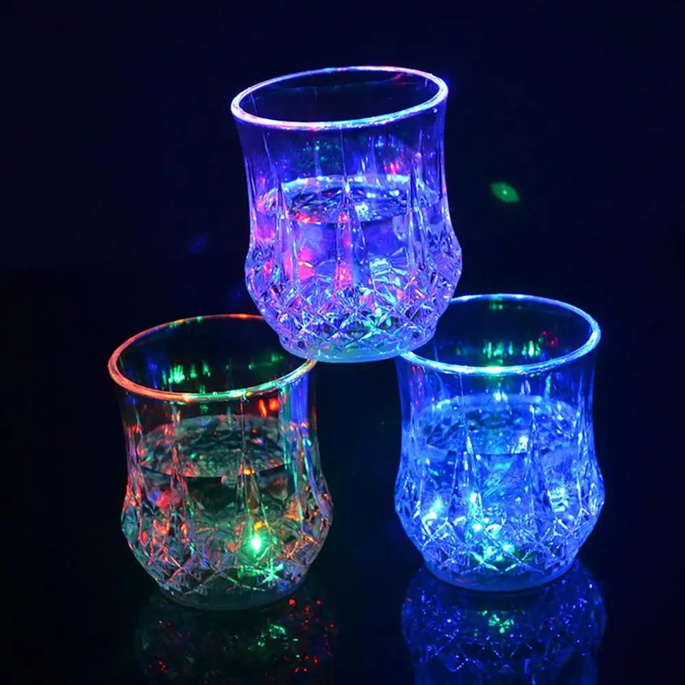 

2020 Charming LED Flash Light Cup pineapple Shape Luminous Wine Drink Cup Bar Party Supply Home Party Wedding Decoration Gift