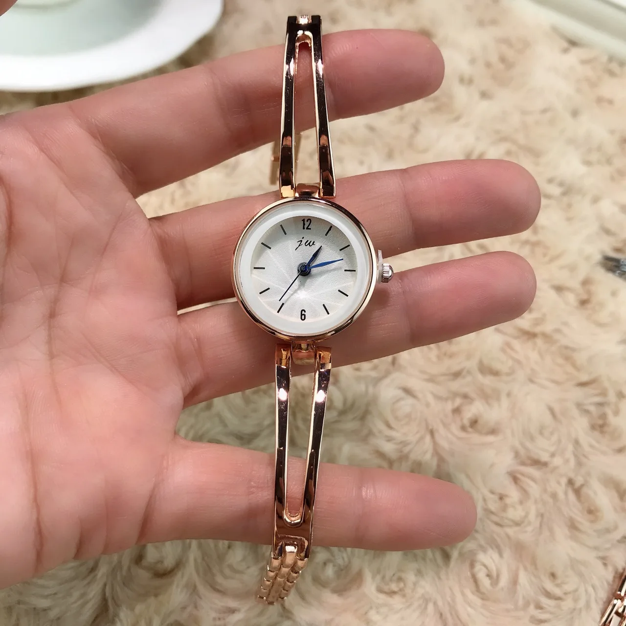 

New Style JW Simple Versitile Fashion Students White Collar Hand Chained List Watch Chained List