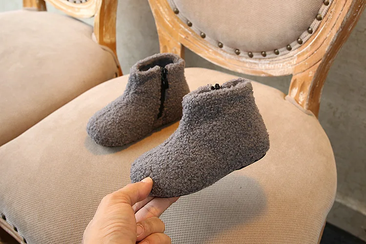 Новая детская зимняя Сапоги "Принцесса" Детские теплые ботильоны для маленьких девочек Брендовая меховая обувь для малышей черного цвета; красивые ботинки; большие размеры; модные Мягкая обувь