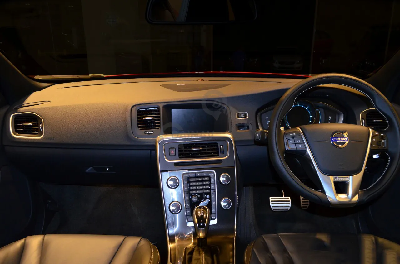 Автомагнитола на Android Авторадио в стиле Тесла для Volvo S60 V60 2011 2020 правой руки