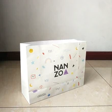 Цветная подарочная сумка с принтом логотипа на заказ, упаковочные материалы из крафт-бумаги, вечерние подарочные пакеты для детской одежды