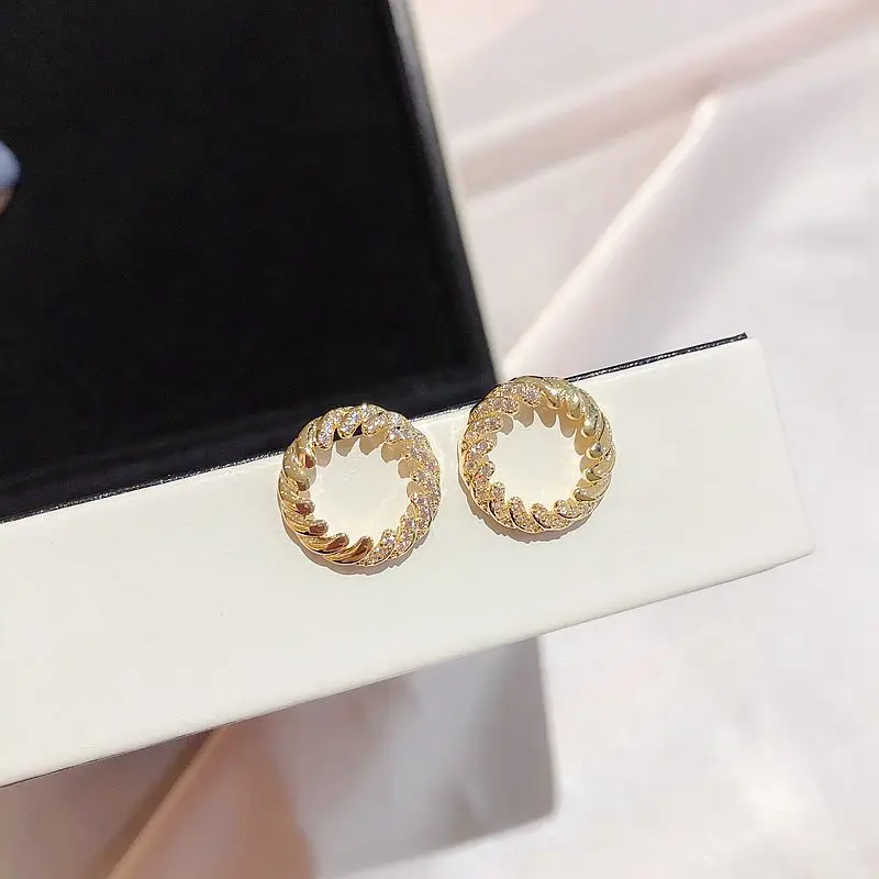 Изысканный фианит проложили геометрические круглые серьги-гвоздики золотого цвета Модные женские ювелирные изделия для девочек