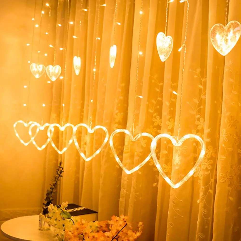 Гирлянда в виде сердца на стене