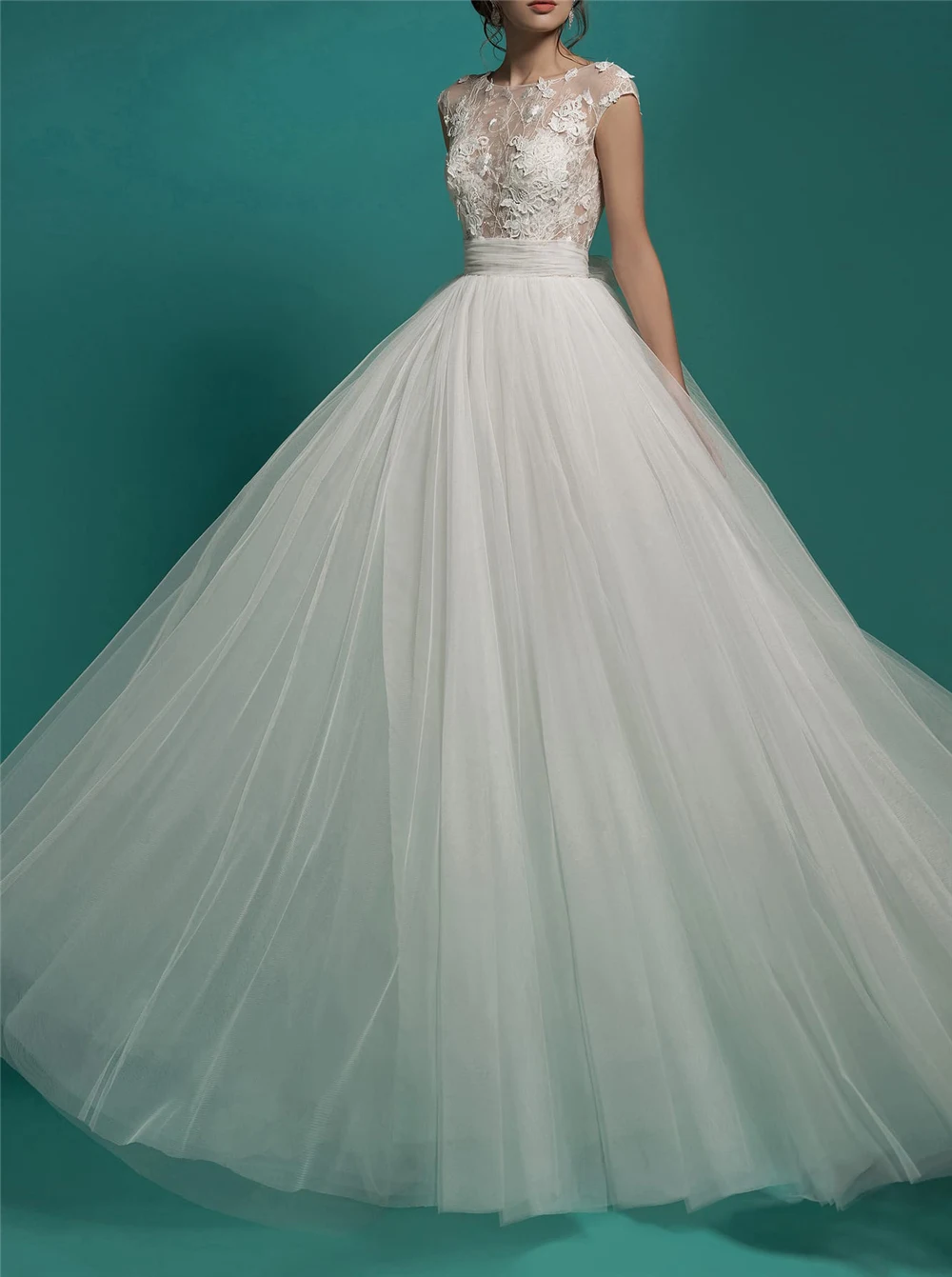 Uitstekende Kapmouwtjes Illusion Wit Trouwjurken Applicaties Lace Ruches Tulle Rijk Illusion Vestido De Boda Met Bogen Uitstekende Kapmouwtjes Illusion Wit Trouwjurken Applicaties Lace Ruches Tulle Rijk Illusion Vestido De Boda Met Bogen