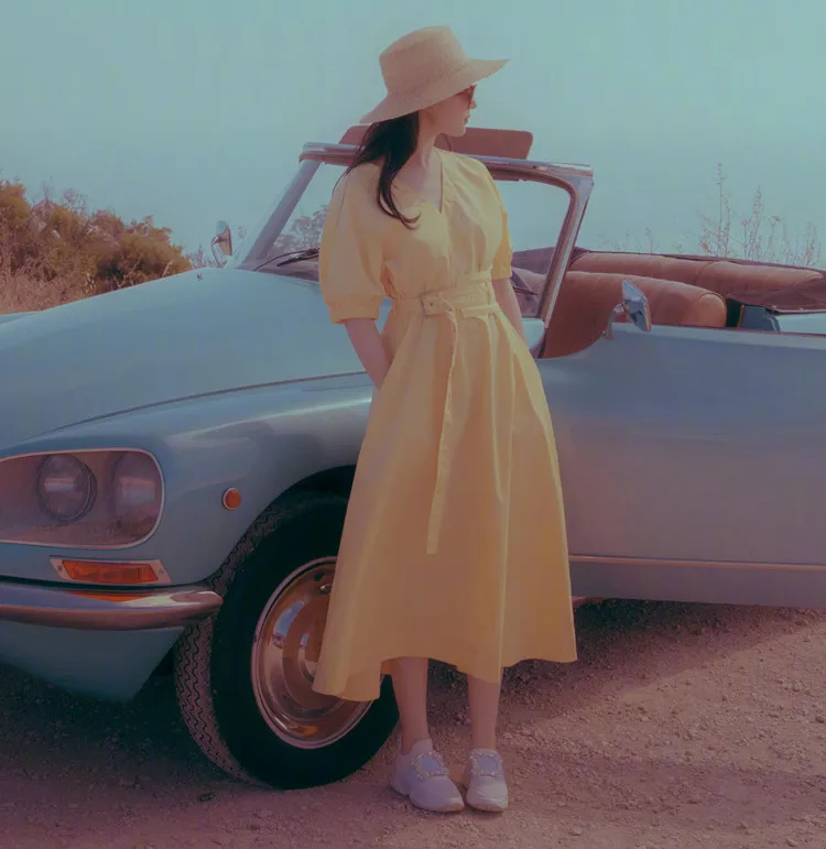 Женское платье средней длины с поясом желтое v образным вырезом и коротким