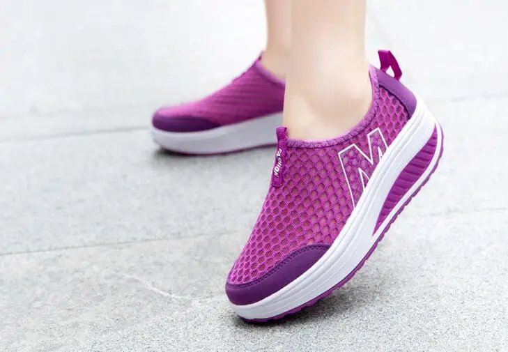 Sapatos para Mulher Malha de ar Tênis Casuais Femininos Confortáveis Esporte Moda Altura Crescente 2021 Respirável Cunhas Balanço 5 Sap. Vulcaniz. Fem.