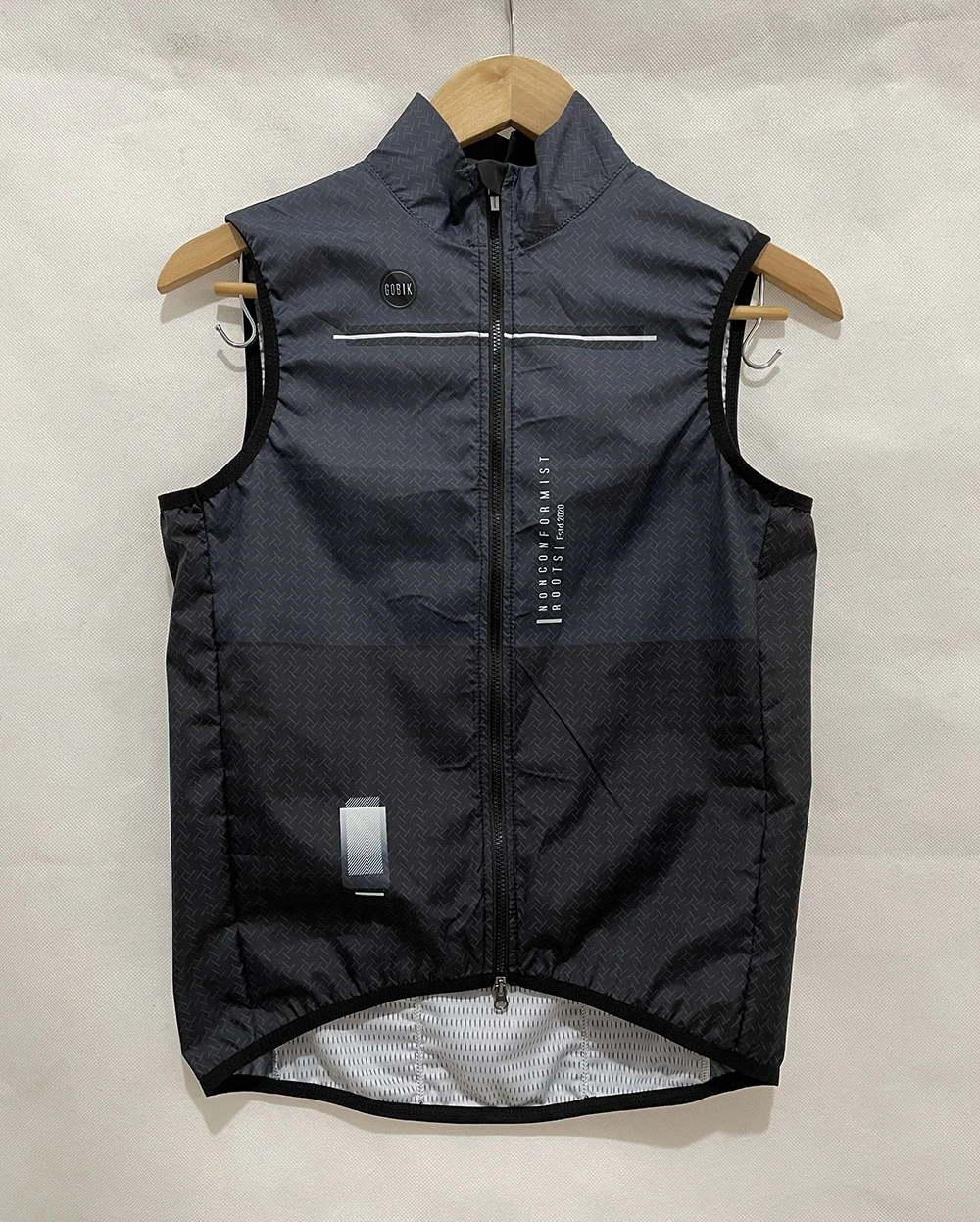 In stock shipping in 48 hours black High quality men's sleeveless windproof vest lightweight breathable quick-drying 2