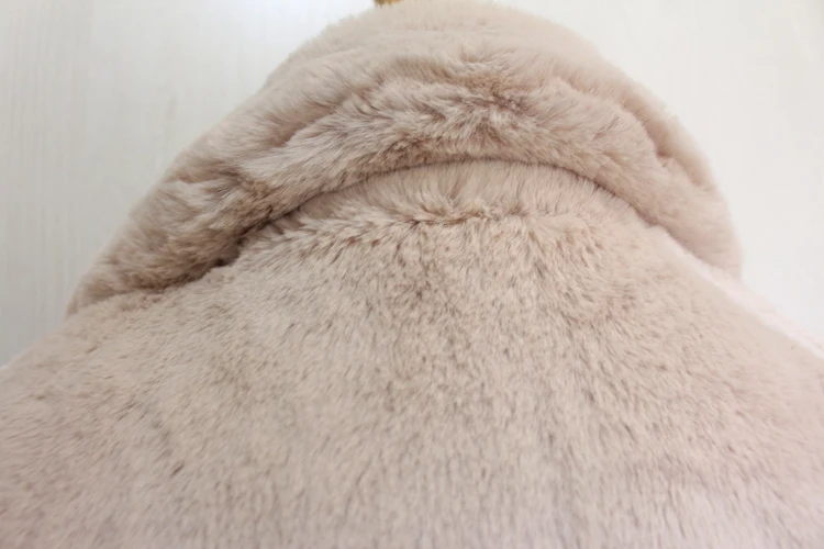 Из искусственного кроличьего меха; 2 пуговицами среднего и длинного размера Свободный и модный, плюшевый пиджак