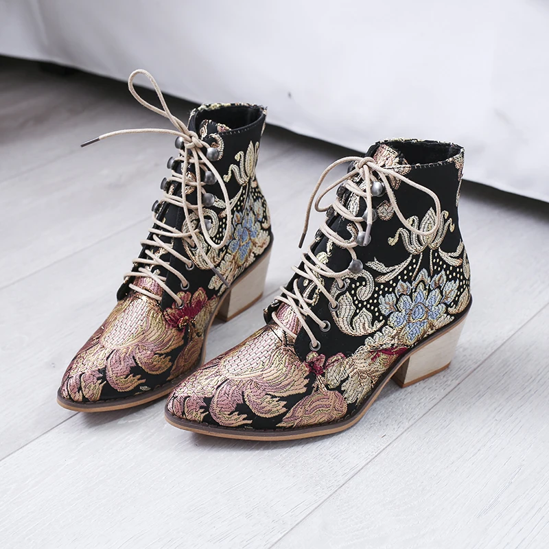 Стильные женские ботинки «Челси» с вышивкой в этническом стиле; Зимние ботильоны на шнуровке с острым носком; обувь на высоком каблуке; теплые ковбойские ботинки в стиле ретро; Botas Mujer