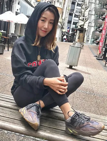 yeezy 700 girl