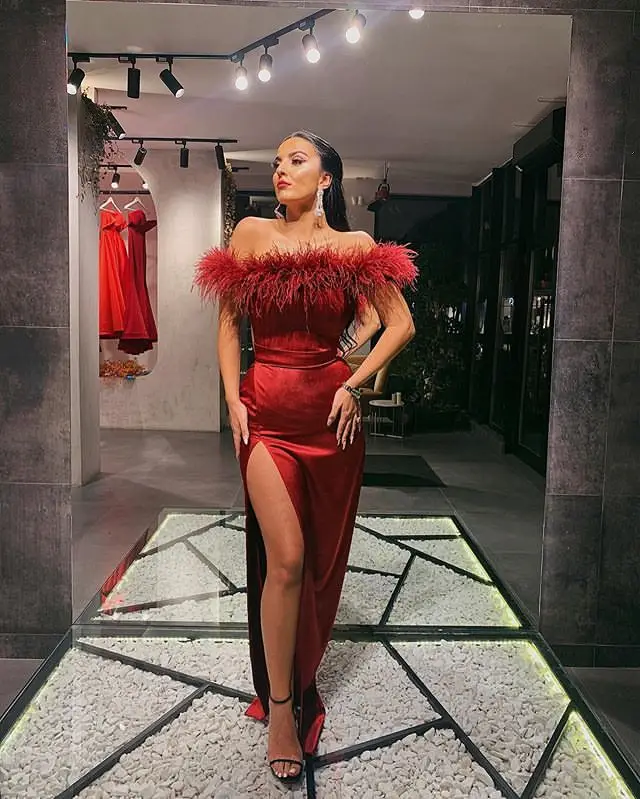 Современные с открытыми плечами с высоким разрезом Длинные вечерние платья для выпускного вечера с перьями и поясом