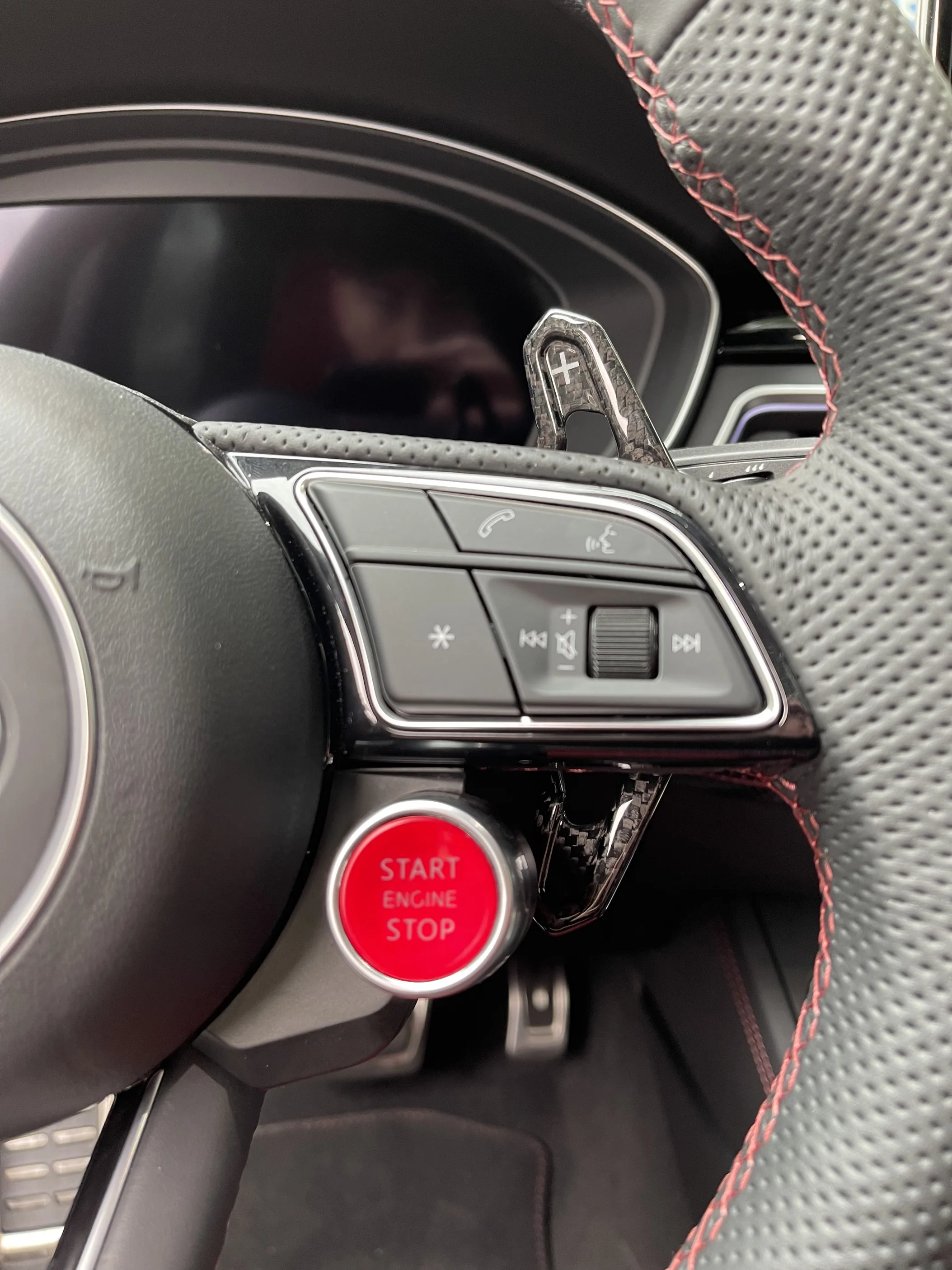 URUS 스타일 아우디 A3 A4 S4 A5 A6 S6 RS6 C7 C8 A7 S7 RS7 Q2 Q3 Q5 Q7 TT TTRS R8 탄소 섬유 스티어링 휠 패들 시프터