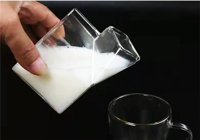 Прозрачный стеклянный пакет молока